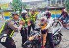 Hari Kesepuluh Operasi Keselamatan Semeru Polres Lumajang Beri Hadiah Pengendara Tertib